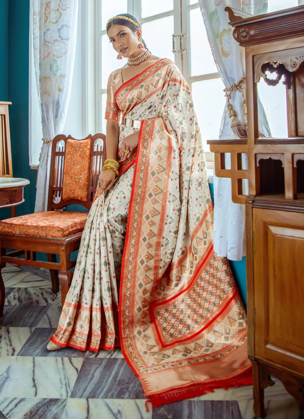 White Banarasi Patola Silk Saree With Blouse Piece